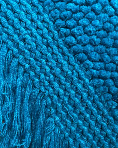 Foto de um(a) Xale Vintage Azul Ciano, da categoria de Casacos. Xale Vintage na cor azul Ciano Lindo trabalho, primorosa execução, provavelmente em técnica antiga de amarração de lã com... Mostrado de uma perspectiva diferente. Vendido no marketplace Trésors.