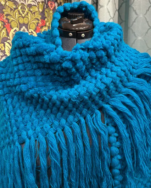 Foto de um(a) Xale Vintage Azul Ciano, da categoria de Casacos. Xale Vintage na cor azul Ciano Lindo trabalho, primorosa execução, provavelmente em técnica antiga de amarração de lã com... Mostrado de uma perspectiva diferente. Vendido no marketplace Trésors.