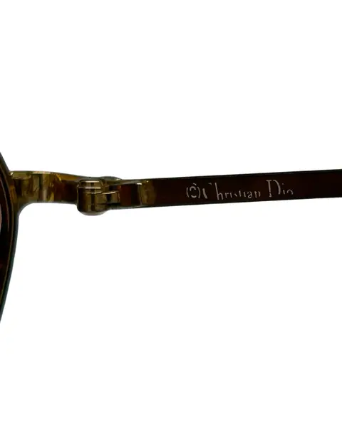 Foto de um(a) Armação Vintage Dior, da categoria de Óculos. Armação VINTAGE Christian Dior, as lentes atuais possui em grau, em metal cinzelado em ouro e prata , seu modelo... Mostrado de uma perspectiva diferente. Vendido no marketplace Trésors.