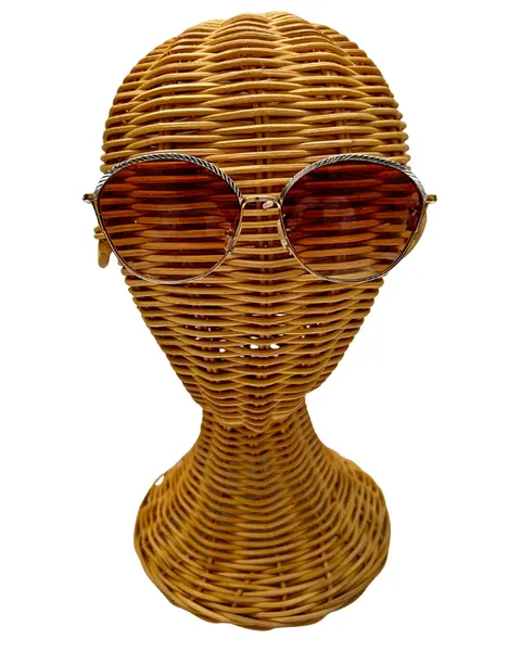 Foto de um(a) Armação Vintage Dior, da categoria de Óculos. Armação VINTAGE Christian Dior, as lentes atuais possui em grau, em metal cinzelado em ouro e prata , seu modelo... Mostrado de uma perspectiva diferente. Vendido no marketplace Trésors.