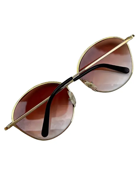 Foto de um(a) Armação Vintage Dior, da categoria de Óculos. Armação VINTAGE Christian Dior, as lentes atuais possui em grau, em metal cinzelado em ouro e prata , seu modelo... Mostrado de uma perspectiva diferente. Vendido no marketplace Trésors.