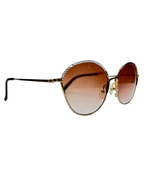 Foto de um(a) Armação Vintage Dior, da categoria de Óculos. Armação VINTAGE Christian Dior, as lentes atuais possui em grau, em metal cinzelado em ouro e prata , seu modelo... Mostrado de uma perspectiva diferente. Vendido no marketplace Trésors.