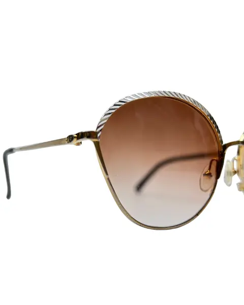 Foto de um(a) Armação Vintage Dior, da categoria de Óculos. Armação VINTAGE Christian Dior, as lentes atuais possui em grau, em metal cinzelado em ouro e prata , seu modelo... Mostrado de uma perspectiva diferente. Vendido no marketplace Trésors.