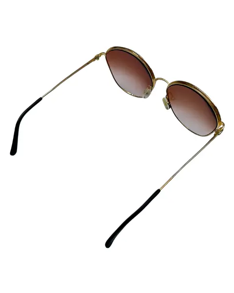 Foto de um(a) Armação Vintage Dior, da categoria de Óculos. Armação VINTAGE Christian Dior, as lentes atuais possui em grau, em metal cinzelado em ouro e prata , seu modelo... Mostrado de uma perspectiva diferente. Vendido no marketplace Trésors.