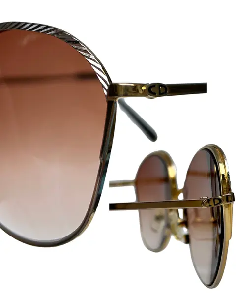 Foto de um(a) Armação Vintage Dior, da categoria de Óculos. Armação VINTAGE Christian Dior, as lentes atuais possui em grau, em metal cinzelado em ouro e prata , seu modelo... Mostrado de uma perspectiva diferente. Vendido no marketplace Trésors.