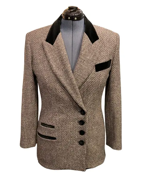 Foto de um(a) Blazer Vintage New York Lã, da categoria de Casacos. Blazer americano em lã tons de cinza, as tramas da lã formam discreto padrão de poás, detalhes veludo preto. Modelagem... Vendido no marketplace Trésors.