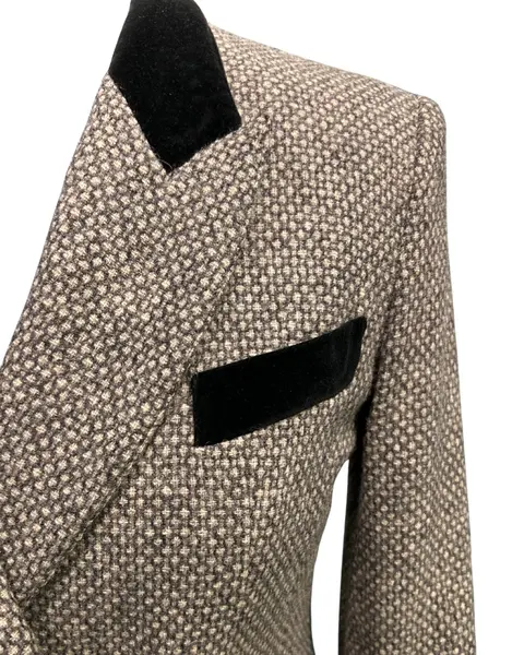 Foto de um(a) Blazer Vintage New York Lã, da categoria de Casacos. Blazer americano em lã tons de cinza, as tramas da lã formam discreto padrão de poás, detalhes veludo preto. Modelagem... Mostrado de uma perspectiva diferente. Vendido no marketplace Trésors.