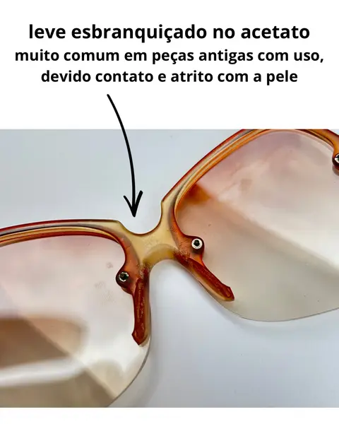 Foto de um(a) Armação Vintage Montmartre, da categoria de Óculos. Armação VINTAGE Montmartre, as lentes atuais possui em grau, em acetato marrom champanhe transparente , lentes claras/média... Mostrado de uma perspectiva diferente. Vendido no marketplace Trésors.