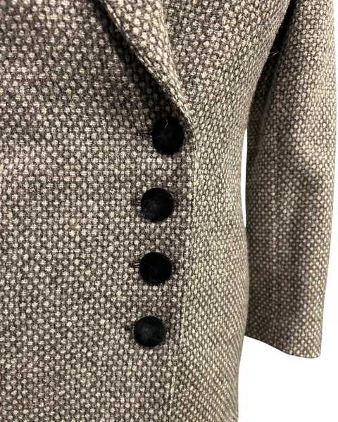 Foto de um(a) Blazer Vintage New York Lã, da categoria de Casacos. Blazer americano em lã tons de cinza, as tramas da lã formam discreto padrão de poás, detalhes veludo preto. Modelagem... Mostrado de uma perspectiva diferente. Vendido no marketplace Trésors.