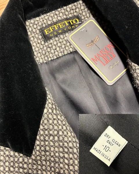 Foto de um(a) Blazer Vintage New York Lã, da categoria de Casacos. Blazer americano em lã tons de cinza, as tramas da lã formam discreto padrão de poás, detalhes veludo preto. Modelagem... Mostrado de uma perspectiva diferente. Vendido no marketplace Trésors.