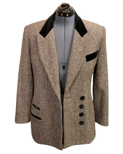Foto de um(a) Blazer Vintage New York Lã, da categoria de Casacos. Blazer americano em lã tons de cinza, as tramas da lã formam discreto padrão de poás, detalhes veludo preto. Modelagem... Mostrado de uma perspectiva diferente. Vendido no marketplace Trésors.