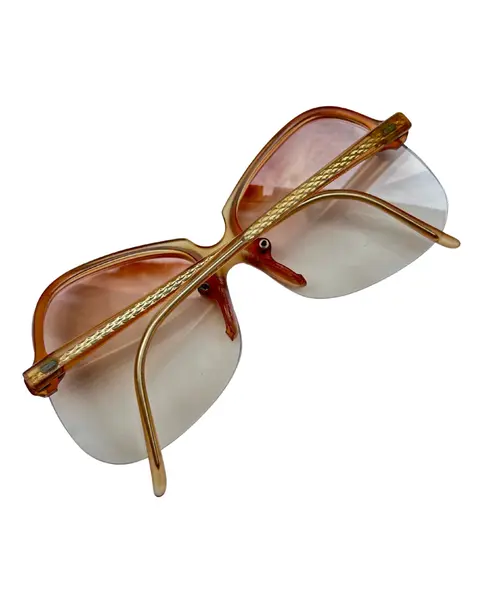 Foto de um(a) Armação Vintage Montmartre, da categoria de Óculos. Armação VINTAGE Montmartre, as lentes atuais possui em grau, em acetato marrom champanhe transparente , lentes claras/média... Mostrado de uma perspectiva diferente. Vendido no marketplace Trésors.