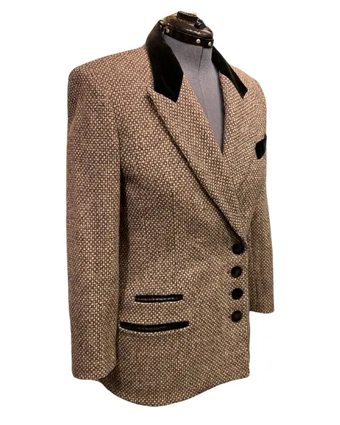 Foto de um(a) Blazer Vintage New York Lã, da categoria de Casacos. Blazer americano em lã tons de cinza, as tramas da lã formam discreto padrão de poás, detalhes veludo preto. Modelagem... Mostrado de uma perspectiva diferente. Vendido no marketplace Trésors.