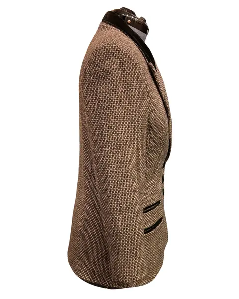 Foto de um(a) Blazer Vintage New York Lã, da categoria de Casacos. Blazer americano em lã tons de cinza, as tramas da lã formam discreto padrão de poás, detalhes veludo preto. Modelagem... Mostrado de uma perspectiva diferente. Vendido no marketplace Trésors.