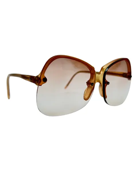 Foto de um(a) Armação Vintage Montmartre, da categoria de Óculos. Armação VINTAGE Montmartre, as lentes atuais possui em grau, em acetato marrom champanhe transparente , lentes claras/média... Mostrado de uma perspectiva diferente. Vendido no marketplace Trésors.