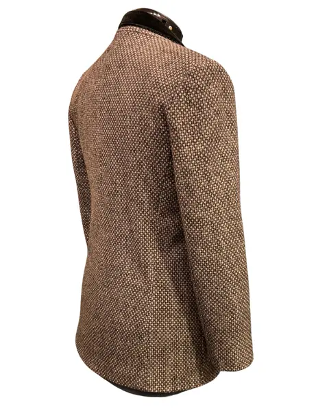 Foto de um(a) Blazer Vintage New York Lã, da categoria de Casacos. Blazer americano em lã tons de cinza, as tramas da lã formam discreto padrão de poás, detalhes veludo preto. Modelagem... Mostrado de uma perspectiva diferente. Vendido no marketplace Trésors.