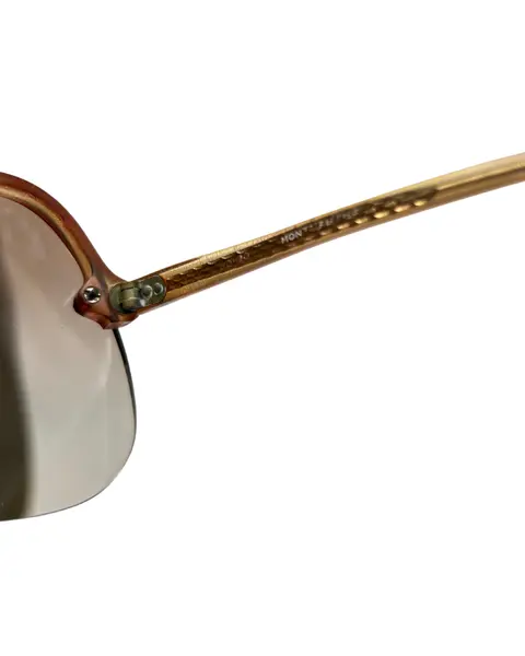 Foto de um(a) Armação Vintage Montmartre, da categoria de Óculos. Armação VINTAGE Montmartre, as lentes atuais possui em grau, em acetato marrom champanhe transparente , lentes claras/média... Mostrado de uma perspectiva diferente. Vendido no marketplace Trésors.