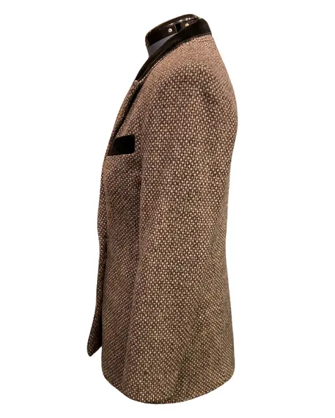 Foto de um(a) Blazer Vintage New York Lã, da categoria de Casacos. Blazer americano em lã tons de cinza, as tramas da lã formam discreto padrão de poás, detalhes veludo preto. Modelagem... Mostrado de uma perspectiva diferente. Vendido no marketplace Trésors.