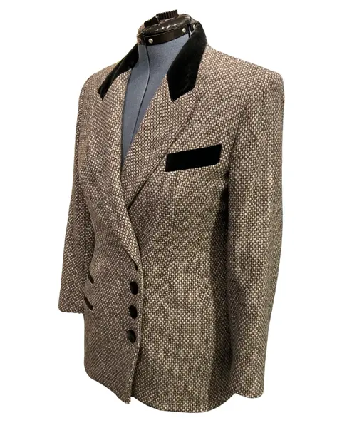 Foto de um(a) Blazer Vintage New York Lã, da categoria de Casacos. Blazer americano em lã tons de cinza, as tramas da lã formam discreto padrão de poás, detalhes veludo preto. Modelagem... Mostrado de uma perspectiva diferente. Vendido no marketplace Trésors.