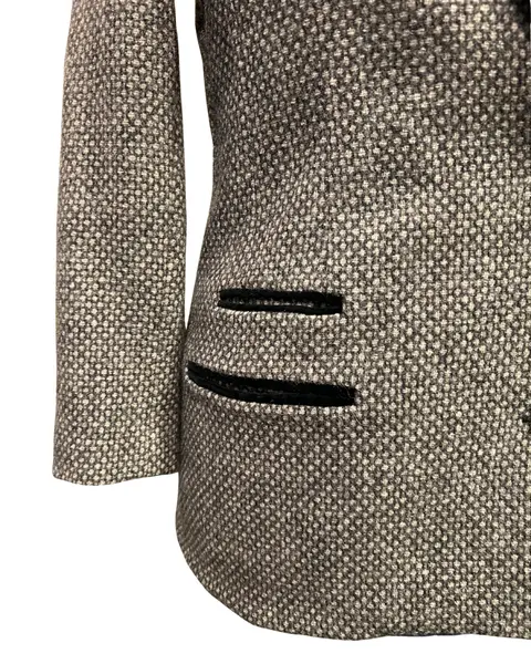 Foto de um(a) Blazer Vintage New York Lã, da categoria de Casacos. Blazer americano em lã tons de cinza, as tramas da lã formam discreto padrão de poás, detalhes veludo preto. Modelagem... Mostrado de uma perspectiva diferente. Vendido no marketplace Trésors.
