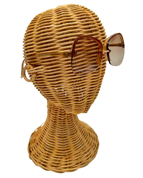 Foto de um(a) Armação Vintage Montmartre, da categoria de Óculos. Armação VINTAGE Montmartre, as lentes atuais possui em grau, em acetato marrom champanhe transparente , lentes claras/média... Mostrado de uma perspectiva diferente. Vendido no marketplace Trésors.