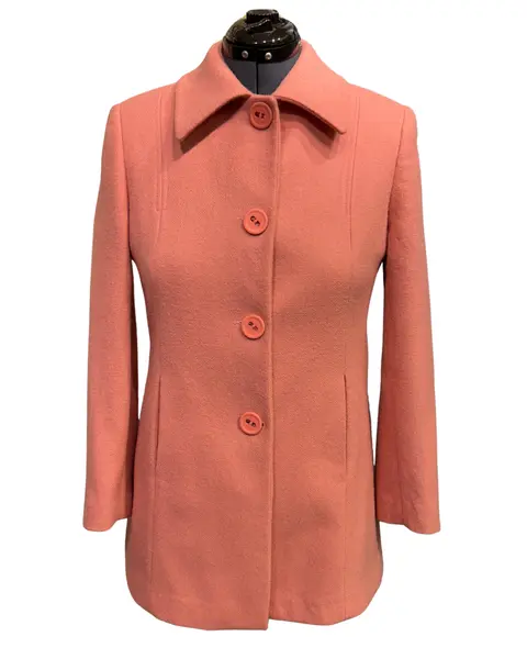 Foto de um(a) Casaco Vintage Lã Rosa Médio, da categoria de Casacos. Casaco em lã rosa médio, modelagem e confecção impecável. Possui bolsos, fechamento frontal por grandes botões e forro.... Vendido no marketplace Trésors.