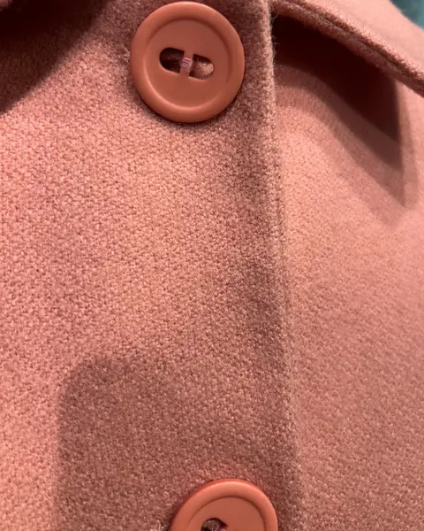 Foto de um(a) Casaco Vintage Lã Rosa Médio, da categoria de Casacos. Casaco em lã rosa médio, modelagem e confecção impecável. Possui bolsos, fechamento frontal por grandes botões e forro.... Mostrado de uma perspectiva diferente. Vendido no marketplace Trésors.
