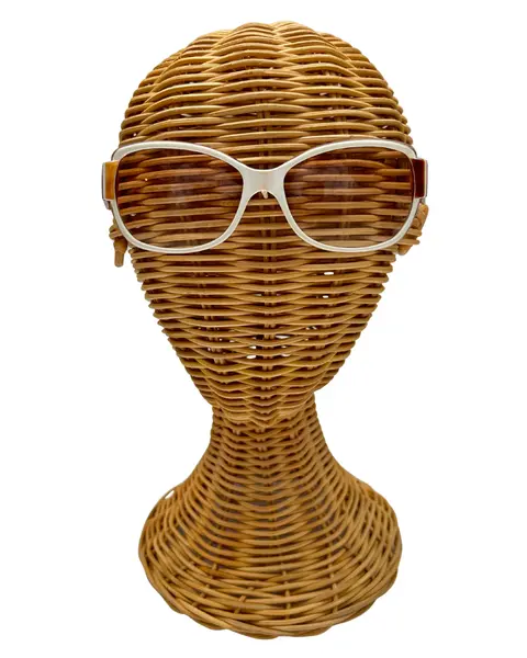 Foto de um(a) Armação Vintage Visage, da categoria de Óculos. Armação VINTAGE, branco off com hastes em padrão tartaruga. Seu modelo característico da década de 90 Tamanho médio Anúncio... Mostrado de uma perspectiva diferente. Vendido no marketplace Trésors.