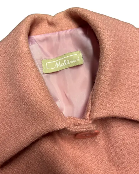 Foto de um(a) Casaco Vintage Lã Rosa Médio, da categoria de Casacos. Casaco em lã rosa médio, modelagem e confecção impecável. Possui bolsos, fechamento frontal por grandes botões e forro.... Mostrado de uma perspectiva diferente. Vendido no marketplace Trésors.