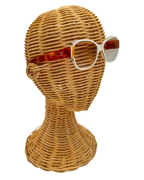 Foto de um(a) Armação Vintage Visage, da categoria de Óculos. Armação VINTAGE, branco off com hastes em padrão tartaruga. Seu modelo característico da década de 90 Tamanho médio Anúncio... Mostrado de uma perspectiva diferente. Vendido no marketplace Trésors.