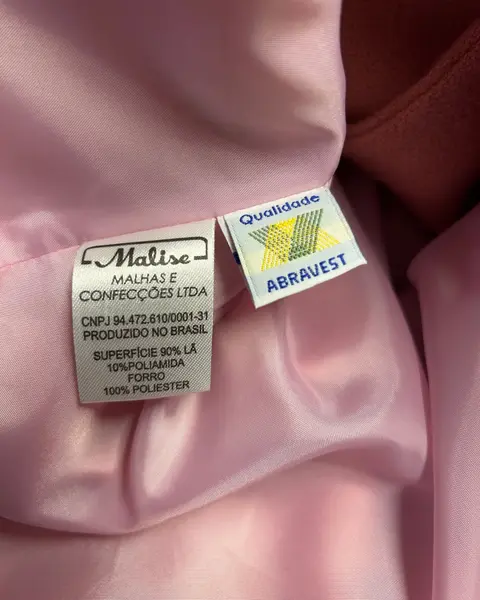 Foto de um(a) Casaco Vintage Lã Rosa Médio, da categoria de Casacos. Casaco em lã rosa médio, modelagem e confecção impecável. Possui bolsos, fechamento frontal por grandes botões e forro.... Mostrado de uma perspectiva diferente. Vendido no marketplace Trésors.