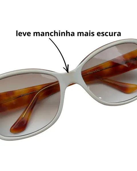 Foto de um(a) Armação Vintage Visage, da categoria de Óculos. Armação VINTAGE, branco off com hastes em padrão tartaruga. Seu modelo característico da década de 90 Tamanho médio Anúncio... Mostrado de uma perspectiva diferente. Vendido no marketplace Trésors.