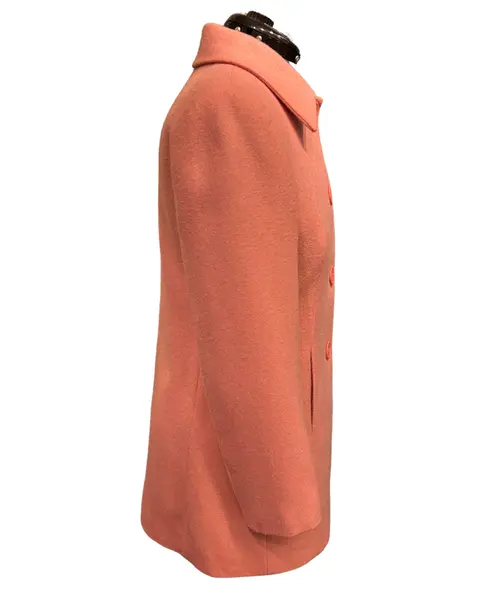 Foto de um(a) Casaco Vintage Lã Rosa Médio, da categoria de Casacos. Casaco em lã rosa médio, modelagem e confecção impecável. Possui bolsos, fechamento frontal por grandes botões e forro.... Mostrado de uma perspectiva diferente. Vendido no marketplace Trésors.