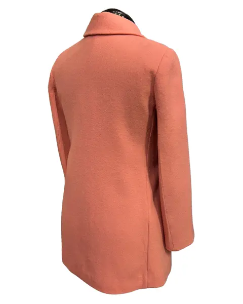 Foto de um(a) Casaco Vintage Lã Rosa Médio, da categoria de Casacos. Casaco em lã rosa médio, modelagem e confecção impecável. Possui bolsos, fechamento frontal por grandes botões e forro.... Mostrado de uma perspectiva diferente. Vendido no marketplace Trésors.