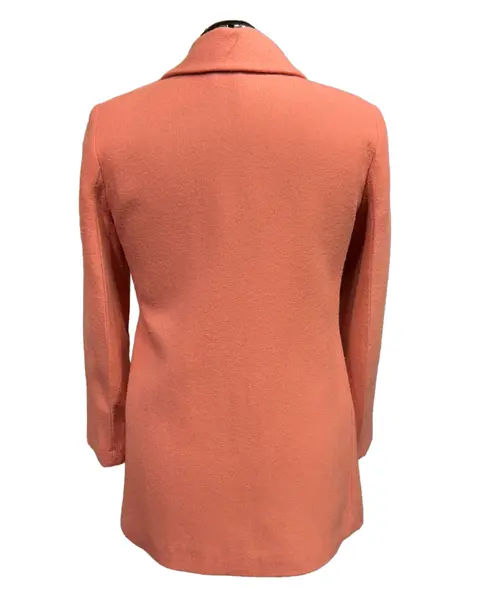 Foto de um(a) Casaco Vintage Lã Rosa Médio, da categoria de Casacos. Casaco em lã rosa médio, modelagem e confecção impecável. Possui bolsos, fechamento frontal por grandes botões e forro.... Mostrado de uma perspectiva diferente. Vendido no marketplace Trésors.