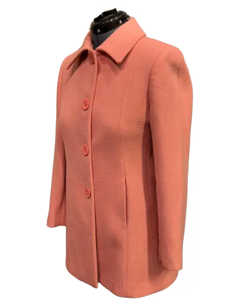 Foto de um(a) Casaco Vintage Lã Rosa Médio, da categoria de Casacos. Casaco em lã rosa médio, modelagem e confecção impecável. Possui bolsos, fechamento frontal por grandes botões e forro.... Mostrado de uma perspectiva diferente. Vendido no marketplace Trésors.