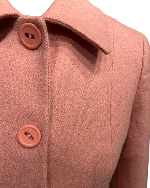 Foto de um(a) Casaco Vintage Lã Rosa Médio, da categoria de Casacos. Casaco em lã rosa médio, modelagem e confecção impecável. Possui bolsos, fechamento frontal por grandes botões e forro.... Mostrado de uma perspectiva diferente. Vendido no marketplace Trésors.