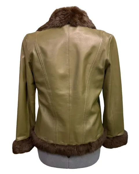 Foto de um(a) Jaqueta Vintage Couro Verde e Pele, da categoria de Casacos. Jaqueta Vintage Verde, couro macio, possivelmente pelica verde, detalhes em pelo autêntico, forrada, de alta qualidade,... Mostrado de uma perspectiva diferente. Vendido no marketplace Trésors.