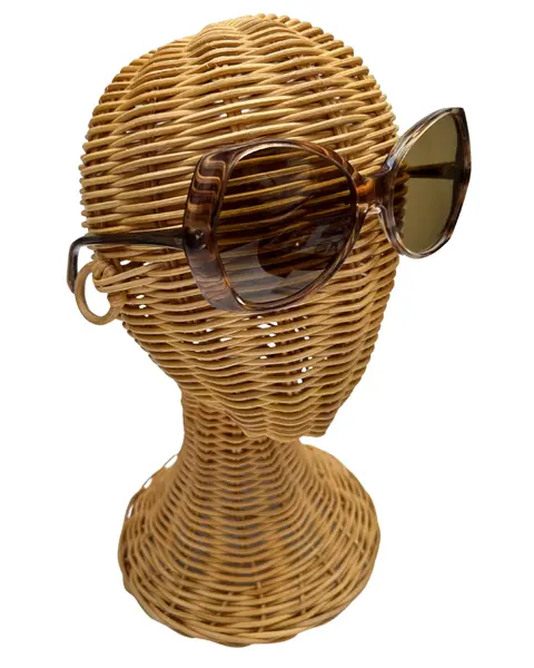 Foto de um(a) Óculos Vintage Novo Marrom, da categoria de Óculos. Óculos VINTAGE, armação em acetato transparência na cor padrão havana, lentes média marrom. Seu modelo característico da... Mostrado de uma perspectiva diferente. Vendido no marketplace Trésors.