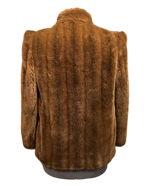Foto de um(a) Casaco Vintage Americano Pelo Fake, da categoria de Casacos. casaco vintage americano pelo fake, tem modelagem com lindíssimos ombros marcados, possui fechamento por colchetes, forrado... Mostrado de uma perspectiva diferente. Vendido no marketplace Trésors.
