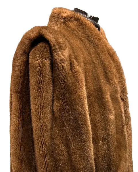 Foto de um(a) Casaco Vintage Americano Pelo Fake, da categoria de Casacos. casaco vintage americano pelo fake, tem modelagem com lindíssimos ombros marcados, possui fechamento por colchetes, forrado... Mostrado de uma perspectiva diferente. Vendido no marketplace Trésors.