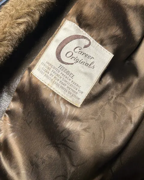 Foto de um(a) Casaco Vintage Americano Pelo Fake, da categoria de Casacos. casaco vintage americano pelo fake, tem modelagem com lindíssimos ombros marcados, possui fechamento por colchetes, forrado... Mostrado de uma perspectiva diferente. Vendido no marketplace Trésors.