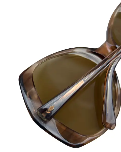 Foto de um(a) Óculos Vintage Novo Marrom, da categoria de Óculos. Óculos VINTAGE, armação em acetato transparência na cor padrão havana, lentes média marrom. Seu modelo característico da... Mostrado de uma perspectiva diferente. Vendido no marketplace Trésors.