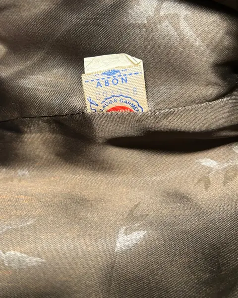 Foto de um(a) Casaco Vintage Americano Pelo Fake, da categoria de Casacos. casaco vintage americano pelo fake, tem modelagem com lindíssimos ombros marcados, possui fechamento por colchetes, forrado... Mostrado de uma perspectiva diferente. Vendido no marketplace Trésors.
