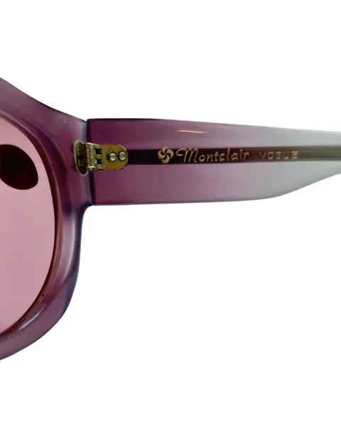 Foto de um(a) Óculos Vintage Novo Montclair Vogue, da categoria de Óculos. Óculos VINTAGE Montclair, modelo Vogue, Selected Frame, armação em acetato nas cores degrade lilás e gelo, semi... Mostrado de uma perspectiva diferente. Vendido no marketplace Trésors.