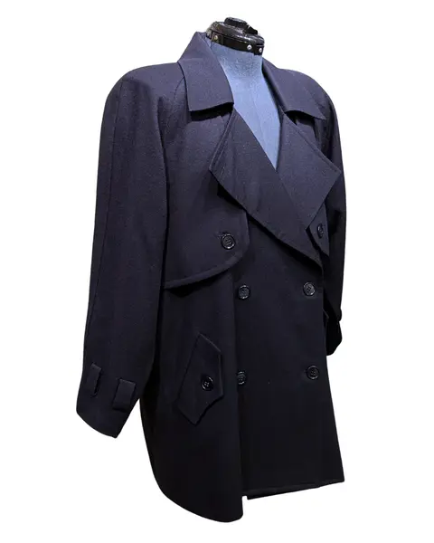 Foto de um(a) Pra Coats Lã Alfaiataria Vintage Estilista Milka, da categoria de Casacos. Pea coats, ou casaco marinheiro, é um clássico e este é da grande estilista brasileira Milka, que teve o auge do seu sucesso... Mostrado de uma perspectiva diferente. Vendido no marketplace Trésors.