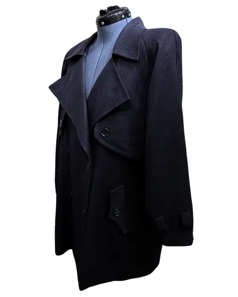 Foto de um(a) Pra Coats Lã Alfaiataria Vintage Estilista Milka, da categoria de Casacos. Pea coats, ou casaco marinheiro, é um clássico e este é da grande estilista brasileira Milka, que teve o auge do seu sucesso... Mostrado de uma perspectiva diferente. Vendido no marketplace Trésors.