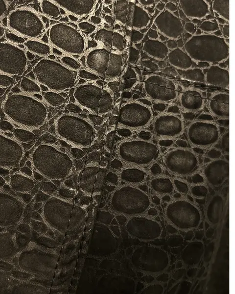 Foto de um(a) Jaqueta Anos 80 em Couro Legítimo, da categoria de Casacos. jaqueta vintage CGC, Studio Leather Club, em couro legítimo, estilo croco, modelagem ampla, ícone característico dos anos... Mostrado de uma perspectiva diferente. Vendido no marketplace Trésors.