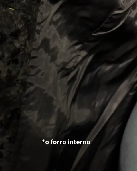 Foto de um(a) Casaco Vintage Pelo Preto, da categoria de Casacos. casaco vintage, possivelmente pelo sintético, na cor preto, botões quadrados e grande gola Veste M Medidas:Ombros 42cmBusto... Mostrado de uma perspectiva diferente. Vendido no marketplace Trésors.