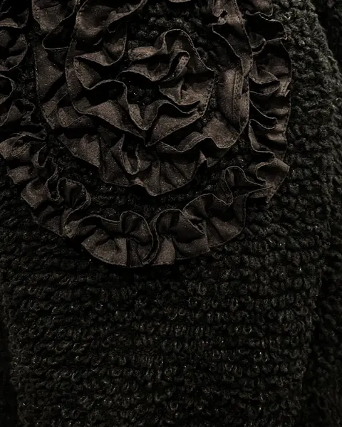 Foto de um(a) Casaqueto Vintage em Tecido Bouclé, da categoria de Casacos. Casaqueto vintage, Stravaganza Porto Alegre, em tecido boucle, lindos detalhes franzidos nos ombros, a modelagem do casaco... Mostrado de uma perspectiva diferente. Vendido no marketplace Trésors.